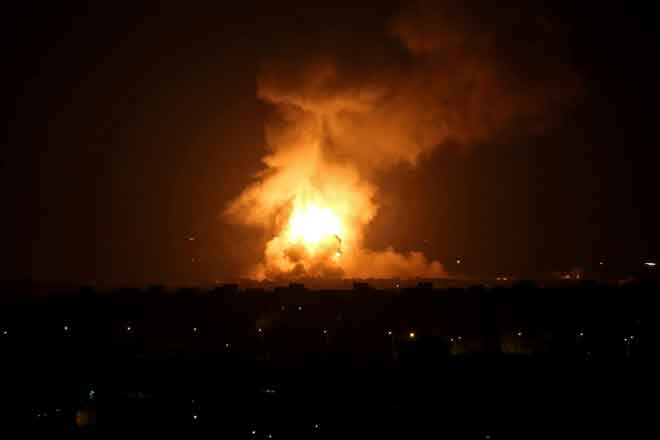  Api dan asap dilihat semasa serangan udara oleh Israel di tengah Semenanjung Gaza semalam. — Gambar Reuters