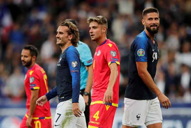  Reaksi Griezmann  (dua kiri) selepas gagal menyempurnakan tendangan penalti pada perlawanan di Stade De France, Perancis Selasa lepas. — Gambar AFP