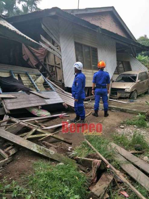  Keadaan struktur rumah yang runtuh Kampung Jeriah tengah malam kelmarin.