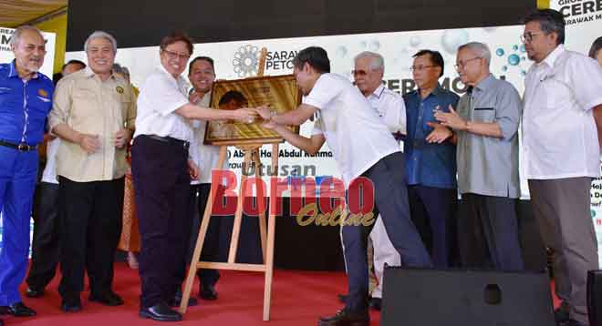  Abang Johari menandatangani plak Upacara Pecah Tanah Projek Loji Methanol sambil disaksikan Abdul Aziz, Awang Tengah, Asfia (kiri), Manyin, Dr Rundi, Talib (kanan) serta ahli-ahli lembaga pengarah Sarawak Petchem Sdn Bhd.