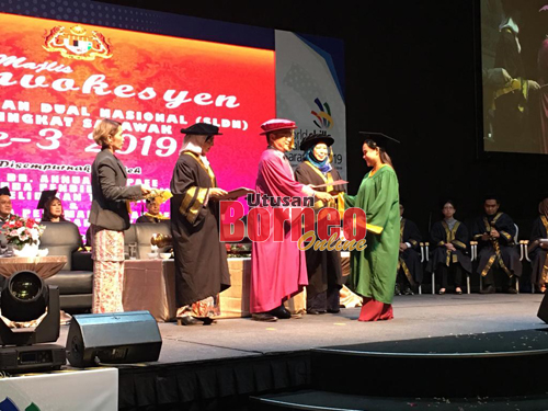 Dr Annuar menyampaikan sijil kepada graduan pada majlis Konvokesyen SLDN Peringkat Negeri Sarawak Ke-3 2019 di Kuching hari ini