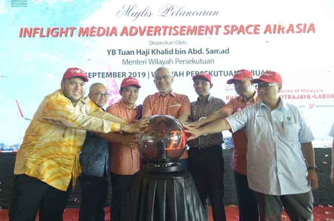  Khalid (empat kanan) bersama tetamu melancarkan Inflight Media Advertisement Space AirAsia di Lapangan Terbang Labuan, baru-baru ini. Turut kelihatan Amir (tiga kiri), Rozman (dua kiri) dan Aziz (tiga kanan).