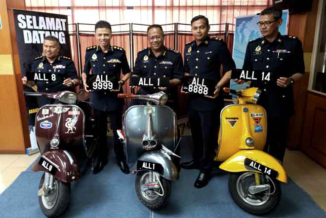  Tukah (tengah) menunjukkan nombor pendaftaran kenderaan siri ALL yang akan dibida orang awam pada sidang media yang diadakan di JPJ Perak dekat Ipoh, semalam. — Gambar Bernama