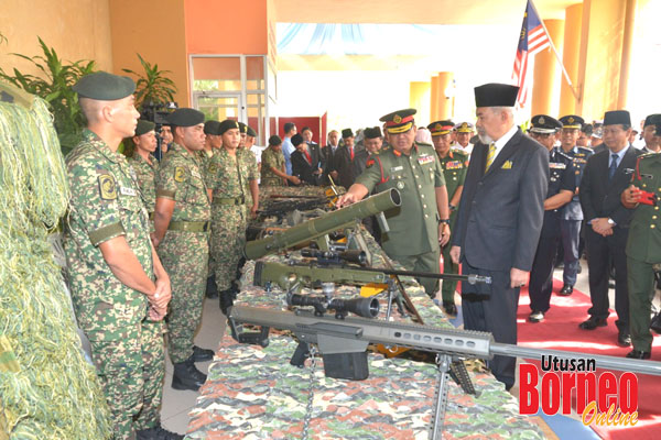  Juhar semasa melawat tapak pameran di luar dewan yang disediakan pelbagai agensi keselamatan.