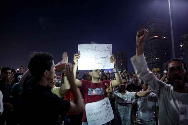  Orang ramai menuntut peletakan jawatan Sisi di Kaherah, Mesir kelmarin. — Gambar AFP 