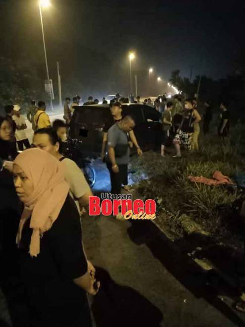  Keadaan di lokasi kemalangan maut di Jalan Matang, malam kelmarin.