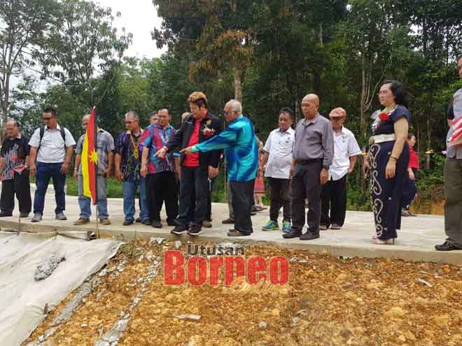  Micheal nunjukka gaya kaki jematan ke baru tembu ti beungkus RM100,000 ba Sebangkoi, Betong ensanus.