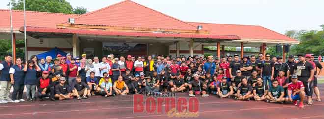  Dr Abdul Rahman dan Sufian (tengah) bersama pasukan-pasukan yang mengambil bahagian pada pertandingan tersebut. 