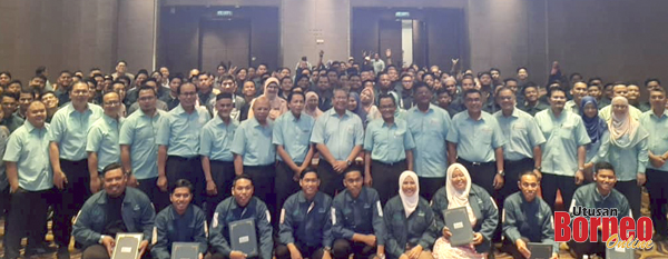  Para pelatih Akademi Binaan Malaysia Wilayah Sabah yang menerima sijil pada majlis graduasi bergambar bersama Ahmad Asri.