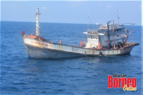  Salah sebuah bot nelayan asing yang ditahan APMM Sandakan.