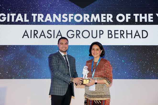  Aireen (kanan) menerima anugerah  Pemangkin Digital Tahunan IDC DXa 2019 daripada Pengarah Urusan IDC Asean, Sudev Bangah. 
