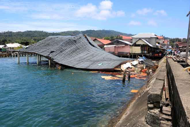  Bangunan pasar tradisional musnah selepas gempa bumi berukuran 6.5 melanda                    Ambon di Kepulauan Maluku, Indonesia semalam. — Gambar Antara Foto/Reuters