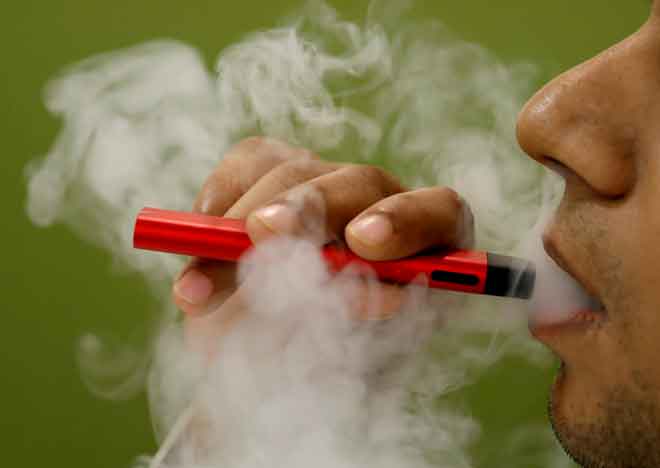  Gambar ilustrasi menunjukkan seorang lelaki menggunakan vape. — Gambar Reuters