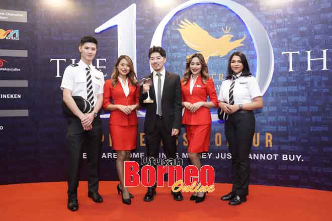  Rudy (tengah) bersama kru penerbangan tambang murah, AirAsia menunjukkan Anugerah Emas kategori Pengangkutan, Perjalanan dan Pelancongan pada Anugerah Jenama Putra 2019 di ibu negara kelmarin.