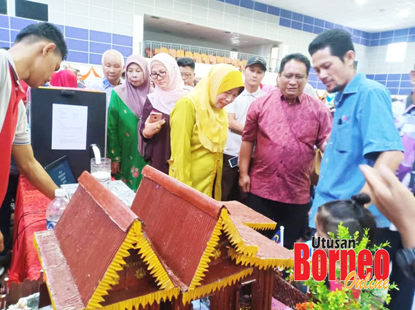  Azizah dan Abdul Kusen melihat produk tempatan daripada masyarakat setempat semasa Program Hari Kreativiti Se’Beaufort 2019 di Dewan Datuk Seri Panglima Hj Mohd Dun Banir.
