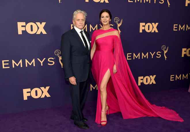  Catherine Zeta-Jones (kanan) dan suaminya, aktor Michael Douglas. — Gambar AFP