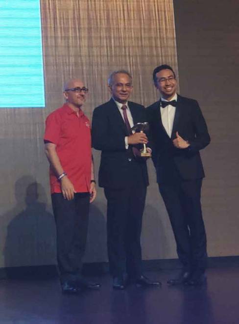  Ahmad Suhaimi (tengah) menerima Anugerah Emas dalam kategori Automotif mewakili Perodua pada Anugerah Jenama Putra 2019 kelmarin.