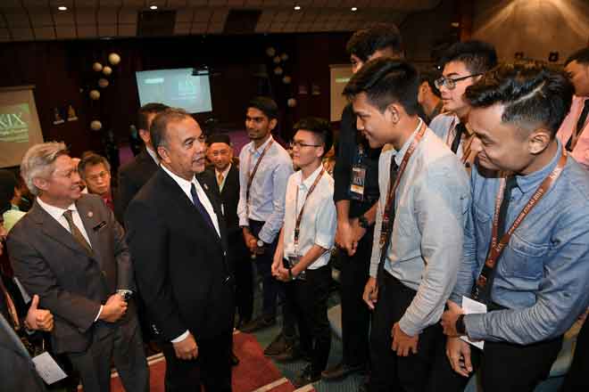  Amiruddin (dua, kiri) beramah mesra bersama para peserta selepas merasmikan Kem Cerdik Cukai 2019 di Akademi Percukaian Malaysia, Bandar Baru Bangi semalam. — Gambar Bernama