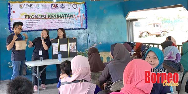  Beberapa pelajar perubahan UMS memberikan ceramah kesihatan kepada penduduk kampung.