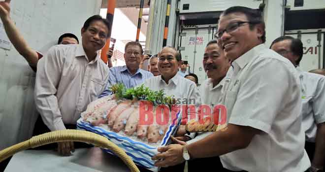  Uggah disempulang (ari kanan) Hii enggau Sagah sereta (kiba) Dr Abdul Rahman ngayanka ikan tilapia Batang Ai iya nya produk Borneo Ecofish ke deka dieksport ke Singapura, kemari. — Gambar Roystein Emmor