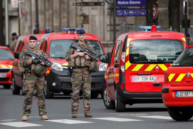  Dua anggota tentera dilihat berkawal dekat ibu pejabat polis di Paris kelmarin selepas seorang lelaki bersenjatakan pisau membunuh empat pegawai polis. — Gambar Geoffroy Van Der Hasselt/AFP