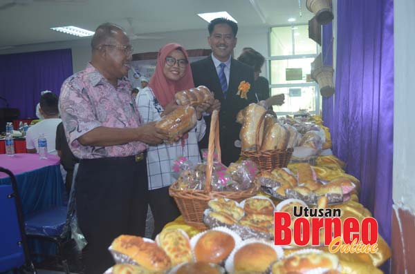  Zainudin (kanan) dan Dahali (kiri) bergambar kenangan bersama Noordiana Jafri  (tengah) tenaga pengajar ketika melawat gerai pameran.