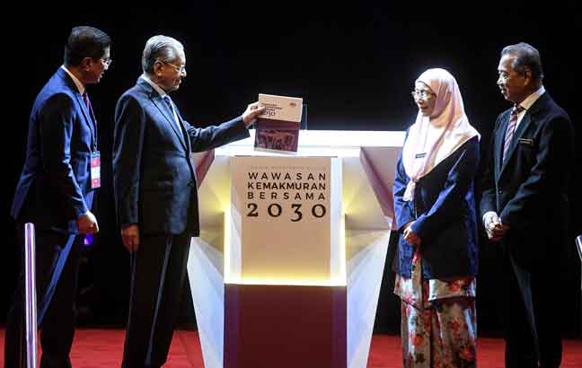  Tun Dr Mahathir melancarkan Wawasan Kemakmuran Bersama 2030 semalam. Turut hadir Timbalan Perdana Menteri Datuk Seri Dr Wan Azizah Wan Ismail (dua kanan), Menteri Dalam Negeri Tan Sri Muhyiddin Yassin (kanan) dan Menteri Hal Ehwal Ekonomi Datuk Seri Mohamed Azmin Ali (kiri). — Gambar Benama