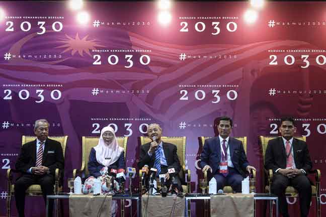  Dr Mahathir ketika sidang media selepas melancarkan Wawasan Kemakmuran Bersama 2030 di Pusat Konvensyen Kuala Lumpur di Kuala Lumpur, semalam. Turut hadir Timbalan Perdana Menteri Datuk Seri Dr Wan Azizah Wan Ismail (dua kiri), Menteri Dalam Negeri Tan Sri Muhyiddin Yassin (kiri), Menteri Hal Ehwal Ekonomi Datuk Seri Mohamed Azmin Ali (dua kanan) dan Timbalan Menteri Hal Ehwal Ekonomi Dr Mohd Radzi Md Jidin (kanan). — Gambar Bernama