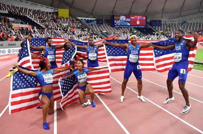  Atlet pecut lelaki AS meraikan kejayaan mereka memenangi acara 4x100 meter lelaki pada kejohanan tersebut. — Gambar AFP