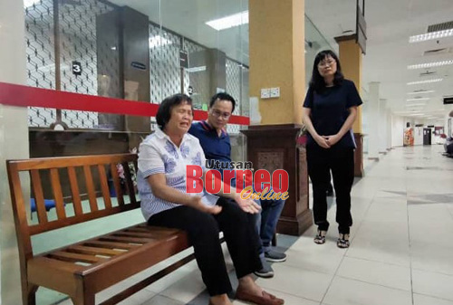 Law Boh Ing (ibu mangsa) ketika berada di lobi Mahkamah Kuching.