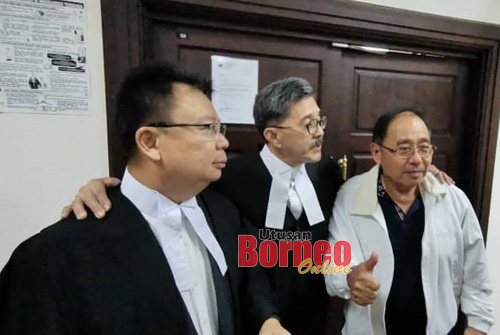 Peguam Lim Heng Choo dan Roger Chin serta ayah Ling Hang Tsyr ketika bercakap dengan pemberita selepas prosiding Mahkamah Rayuan selesai. 