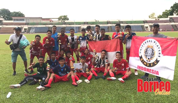  Juara B13, Bimo Indonesia merakamkan reaksi gembira selepas majlis penyampaian hadiah.