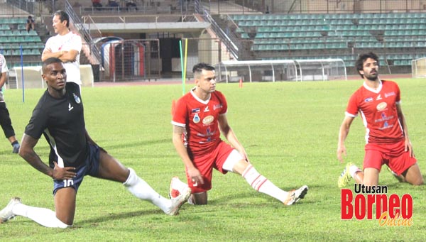  Calon import dari Argentina, Sardon (kanan) dan Brazil, Laercia (tengah) dan import Sabah musim ini, Aguinaldo Mendes semasa latihan pasukan di Stadium Likas malam semalam.