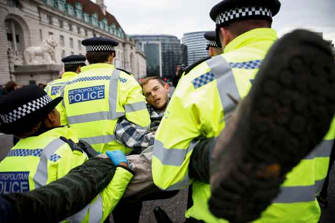  Pegawai polis menangkap penunjuk perasaan semasa protes ‘Extinction Rebellion’ di London, Britain kelmarin. — Gambar Reuters