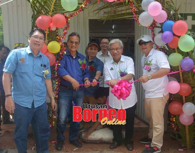  Masing ngetas riben ke be jadi projek SARES ba Rumah Nading. (Ari kiba) Douglas Pungga, Liwan, Nyurak Keti, enggau Ugak.