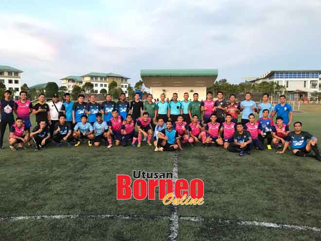  Pasukan Sri Aman (berbaju merah jambu) bersama Manchester City Sarawak (berbaju biru laut) beraksi pada perlawanan persahabatan kelmarin.