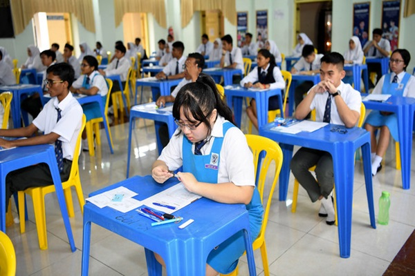 416,416 orang calon telah mendaftar untuk menduduki peperiksaan itu pada tahun ini di 3,313 pusat peperiksaan di seluruh negara. - Gambar fail Bernama 