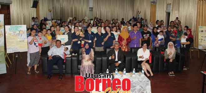  Sebi (tengah), Salina (dua kiri) dan yang lain bersama peserta Bengkel Reading Seeds semalam.