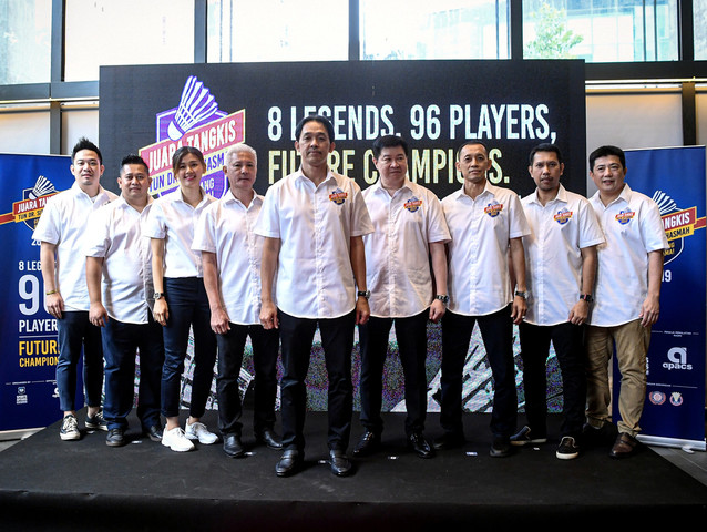 Ketua Jurulatih yang juga Pengarah Program Juara Tangkis Tun Dr Siti Hasmah, Rashid Sidek (tengah) bersama barisan lagenda badminton negara pada majlis pelancaran Juara Tangkis Tun Dr Siti Hasmah di Menara OBYU hari ini.