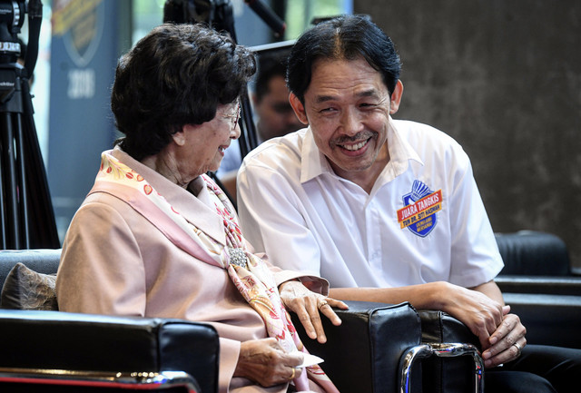 Isteri Perdana Menteri Tun Dr Siti Hasmah Mohamad Ali (kiri) beramah mesra dengan Ketua Jurulatih yang juga Pengarah Program Juara Tangkis Tun Dr Siti Hasmah, Rashid Sidek pada majlis pelancaran Juara Tangkis Tun Dr Siti Hasmah di Menara OBYU hari ini. - Gambar Bernama 