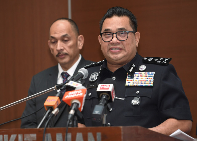 Pengarah Jabatan Siasatan Jenayah Bukit Aman Datuk Huzir Mohamed (kanan) ketika sidang media harian di Ibu Pejabat Polis Bukit Aman hari ini.