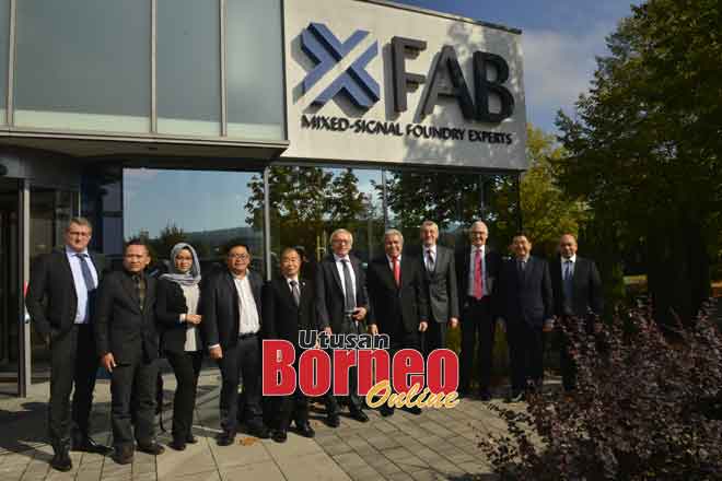  Delegasi Sarawak bersama pasukan X-FAB di pintu masuk pejabat X-FAB Semiconductor Foundries di Erfurt, Jerman.