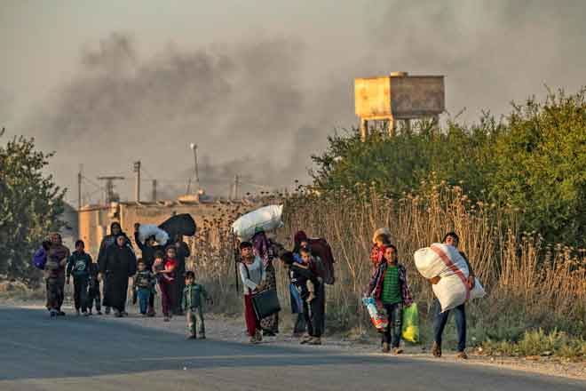  Orang awam melarikan diri bersama harta benda mereka ketika tentera Turki melancarkan serangan ke atas bandar Ras al-Ain di timur laut Syria kelmarin. — Gambar Delil Souleiman/AFP