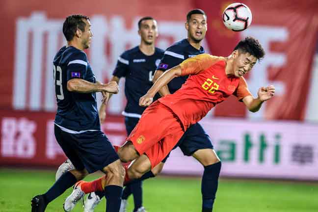  Sebahagian daripada babak-babak aksi perlawanan Kelayakan Piala Dunia 2022 Zon Asia di antara China dan Guam di Guangzhou, China. — Gambar AFP