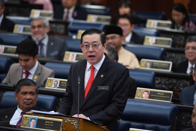 Lim Guan Eng ketika membentangkan Belanjawan 2020 di Dewan Rakyat, hari ini. - Gambar Bernama.