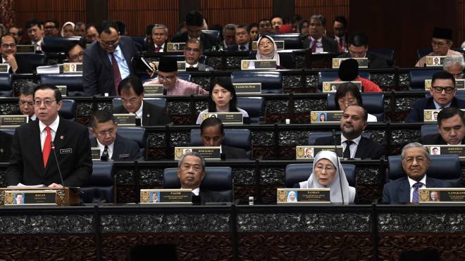 Perdana Menteri Tun Dr Mahathir Mohamad dan Timbalan Perdana Menteri Datuk Seri Dr Wan Azizah Wan Ismail ketika mendengar Menteri Kewangan Lim Guan Eng membentangkan Belanjawan 2020 di Dewan Rakyat di Parlimen hari ini. - Gambar Bernama.