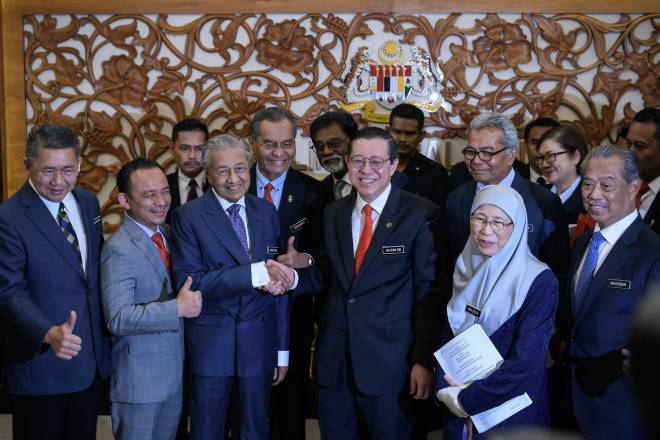 Dr Mahathir bersama Lim Guan Eng pada sesi pembentangan Belanjawan 2020 di Parlimen, hari ini.