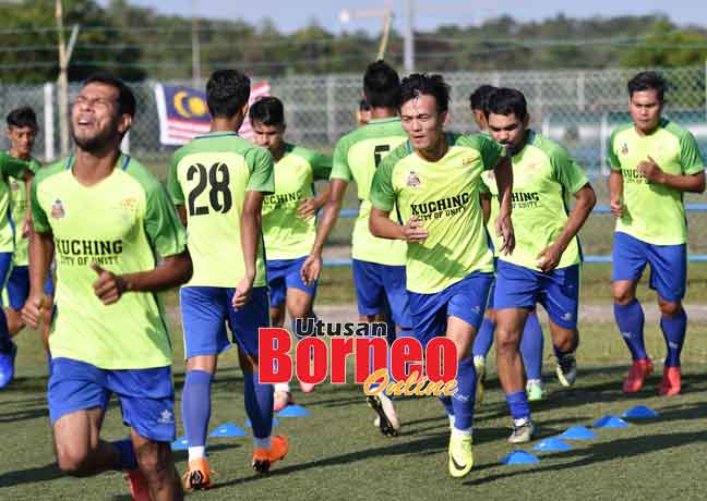  Pemain-pemain Kuching FA berikrar mengejutkan pendahulu Liga M3, Kelantan United di Stadium Sarawak, Petra Jaya Kuching malam ini.