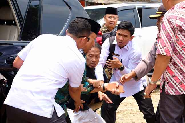  Gambar Antara Foto menunjukkan Wiranto diserang ketika lawatannya di Pandeglang, wilayah Banten, Indonesia kelmarin. — Gambar Antara Foto/Reuters 