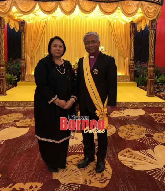  Bishop Danald Jute serta isteri Julita Jack Sungul, selepas dianugerahkan darjah Panglima Gemilang Bintang Kenyalang (PGBK) yang membawa gelaran Datuk. 